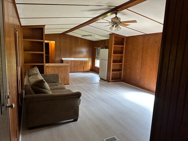 Building Photo - 1053 Pointe Claire Dr