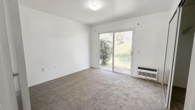Building Photo - Gated Townhome  Ground Floor 3bdrm/2bath M...