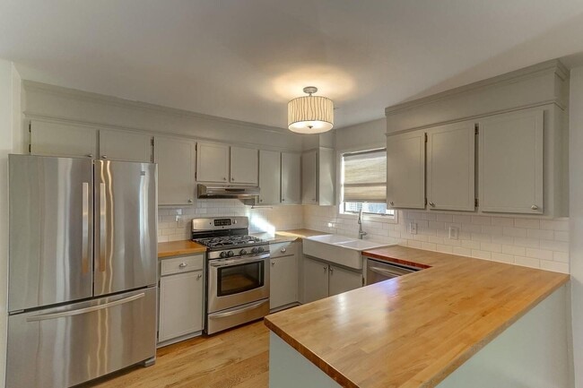 Building Photo - Beautiful 3 BR/2 BA home available in the ...