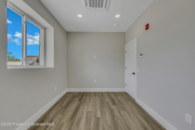 Building Photo - 215 Hickory St