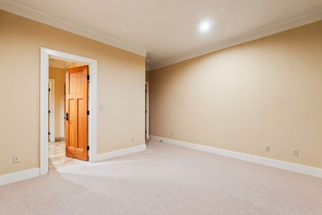 Building Photo - Luxury 3-Bedroom, 2.5-Bath Townhouse Retreat in the Heart of Boise