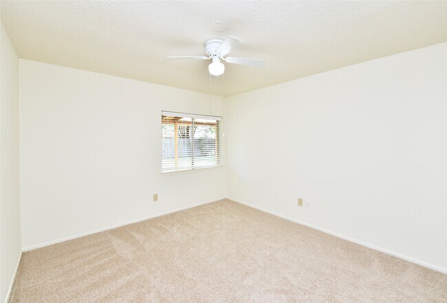 Building Photo - 2035 Shorewood Ln