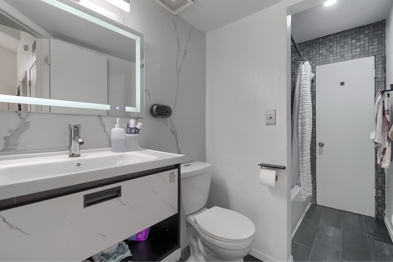 Building Photo - 9307 Chantilly Dr
