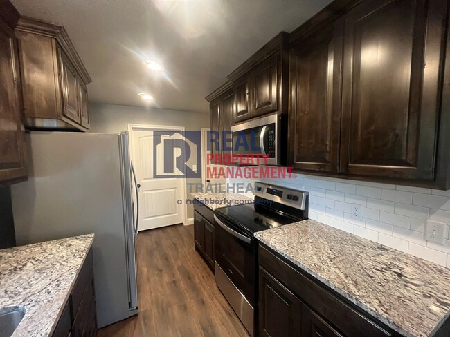 Building Photo - Attractive 3 Bed 2 Bath Home in Gated Lake...