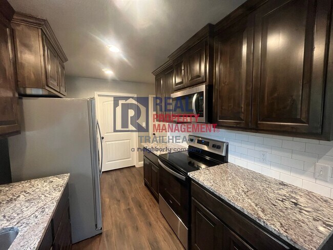Building Photo - Attractive 3 Bed 2 Bath Home in Gated Lakeside Community!