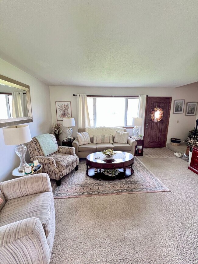 Building Photo - AVAILABLE MAY - Large 2 Bedroom Apartment!