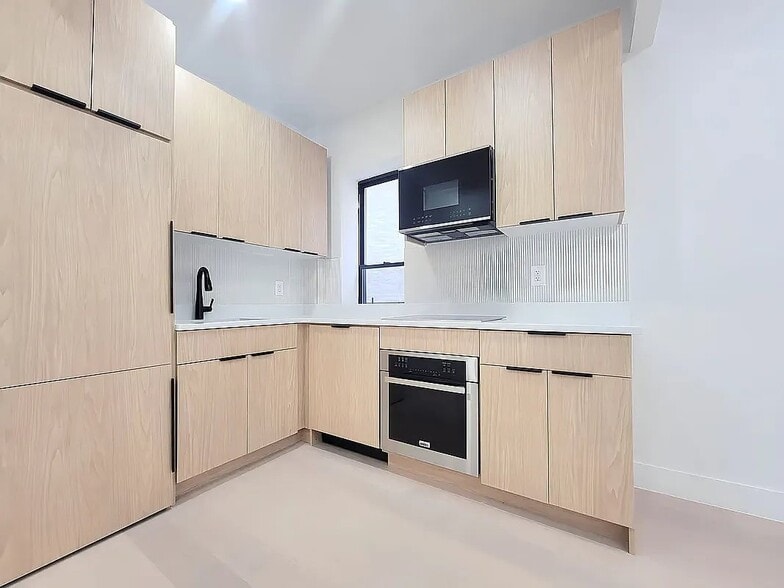 Building Photo - 704 Eighth Avenue