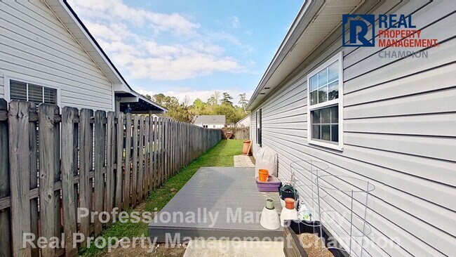 Building Photo - Immaculate 3 BD/2 BA Home w/Vaulted Ceilings, LVP Flooring and Fenced Yard