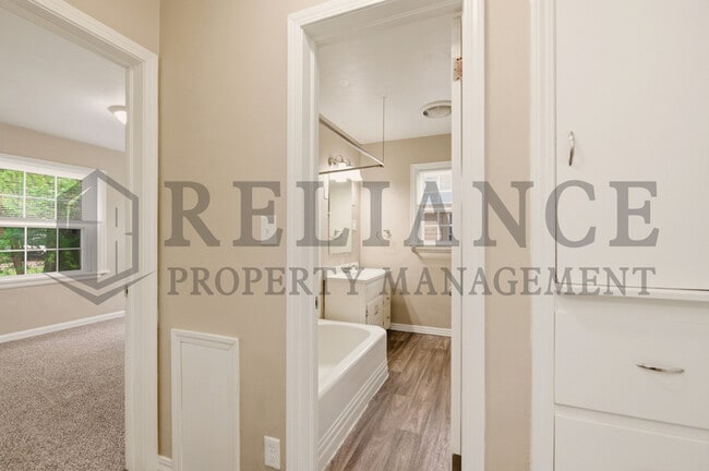 Building Photo - 571 S Roosevelt St