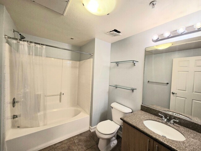 Building Photo - Beautiful 2 Bedroom 2 Bathroom Unit in Downtown San Diego!!