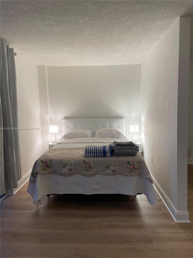 Building Photo - 1255 Collins Ave