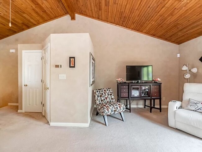 Building Photo - Townhome With Garage!