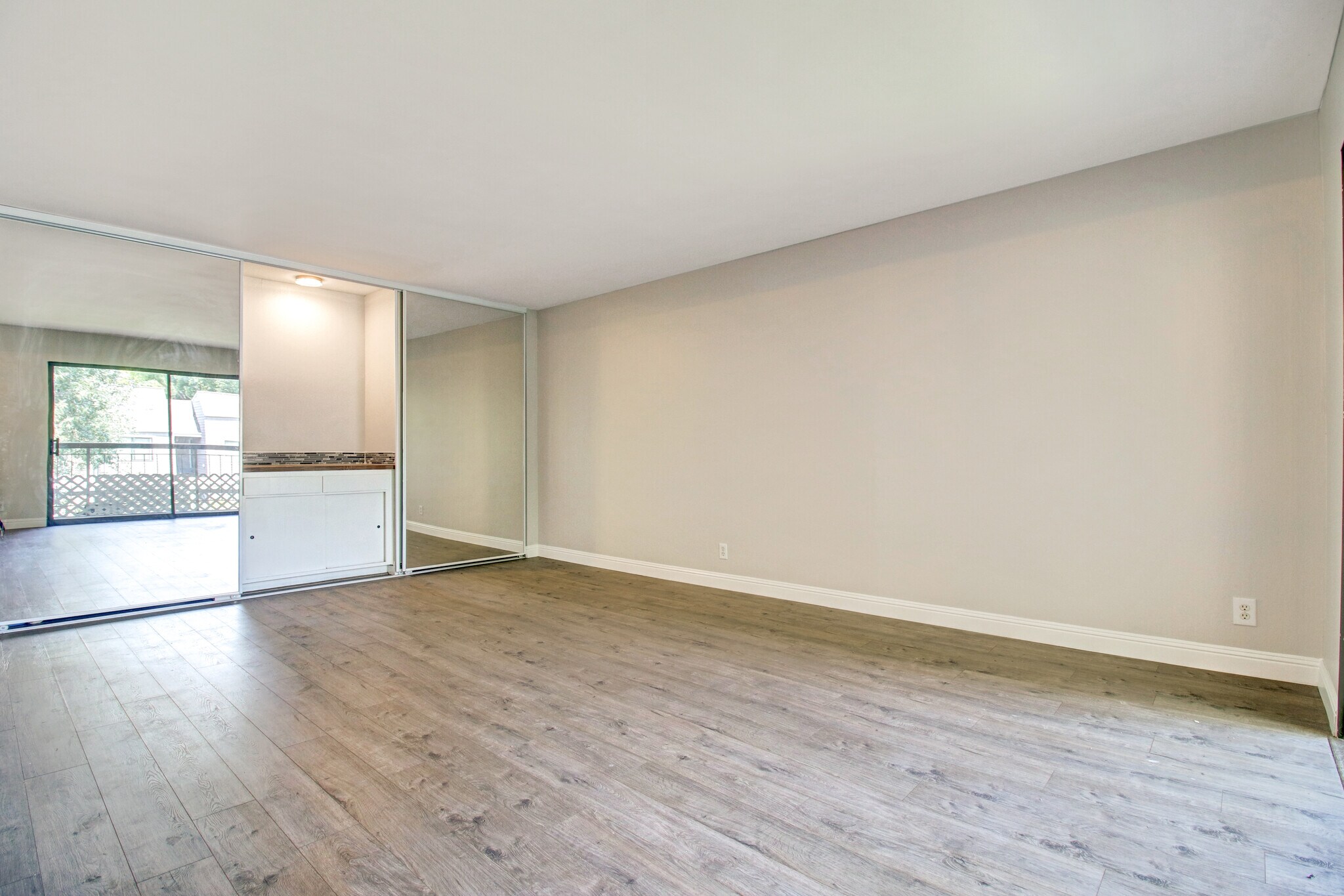 Building Photo - 480 N Civic Dr