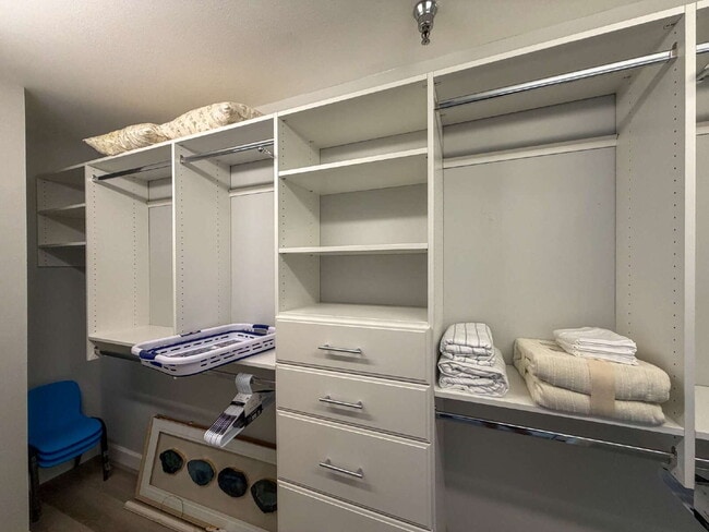 Building Photo - Luxury Furnished Longboat Key Retreat with Private Beach Club Access & Golf Course Views Remodele...