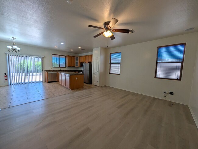 Building Photo - Community pool *Covered back patio with ex...