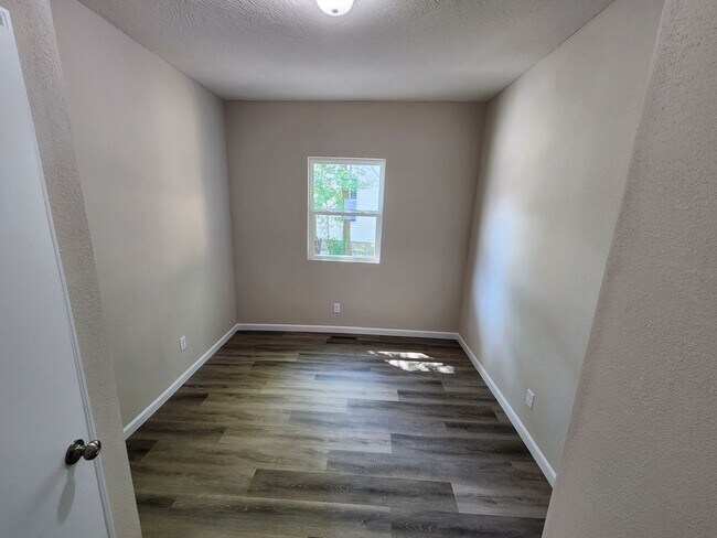 Building Photo - Spacious 3-Bedroom, 1-Bathroom Home AVAILABLE NOW!!