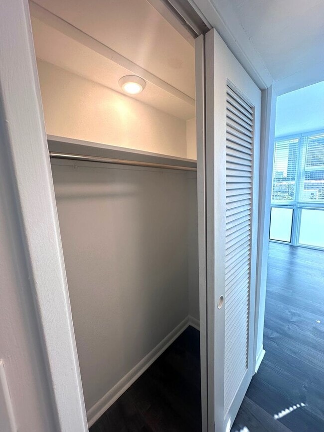 Building Photo - Large Updated 2BR/2BA Bath Condo - Steps from Fort Lauderdale Beach!