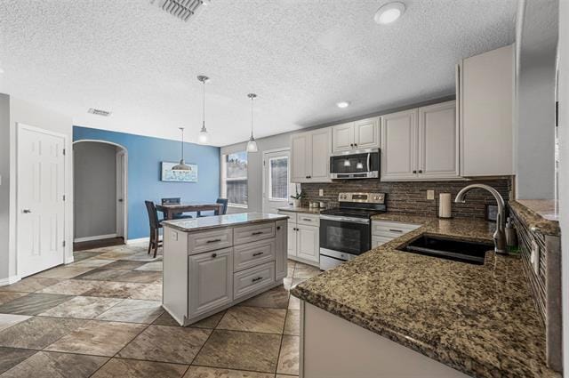 Building Photo - 917 Sanden Blvd