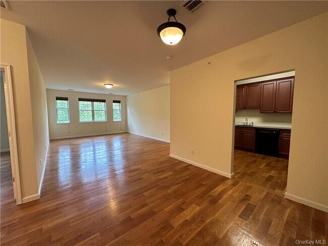 Building Photo - 75 Quaker Ave