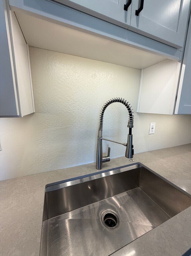 Building Photo - Nicely remodeled 1 bedroom Suite, All utilities paid + WiFi