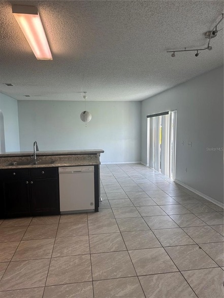 Building Photo - 712 Parrot Ct