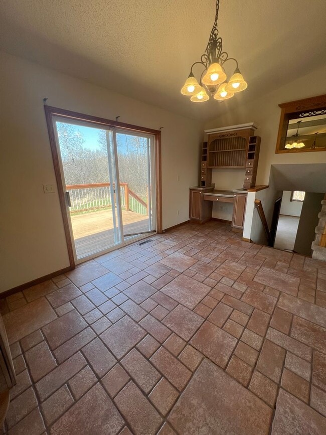 Building Photo - AVAILABLE NOW - 4 Bed, 3.5 Bath Home in He...