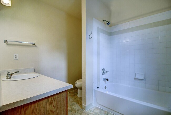 Building Photo - Charming 3 Bed 2 Bath Willow Run Home - Available August 10!