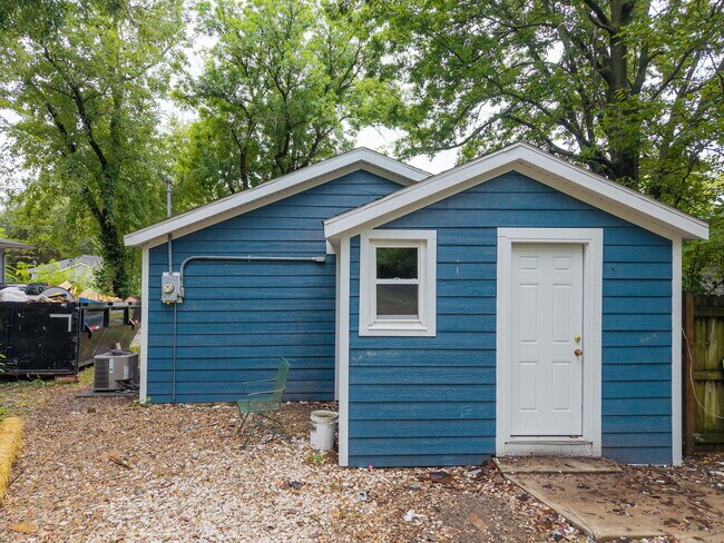 Building Photo - 719 Mikel St