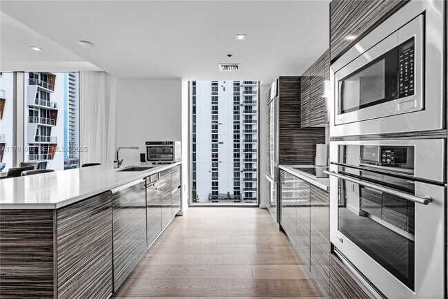 Building Photo - 460 NE 28th St