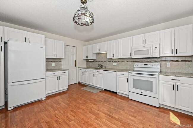 Building Photo - 750 C Heritage Hls