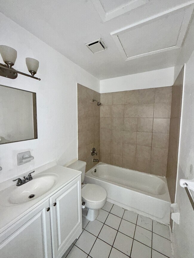 Building Photo - 733 Michigan Ct