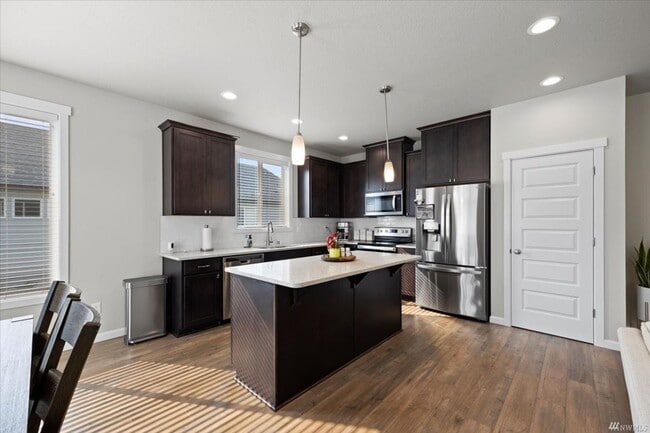 Building Photo - 3 bedroom, 2 bath house with garage
