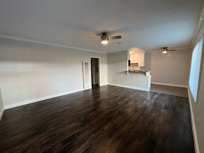 Building Photo - Beach West