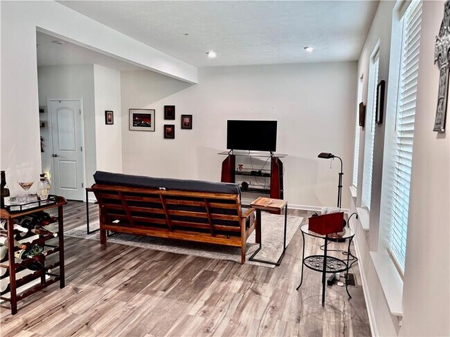 Building Photo - 108 Sweetwater Dr