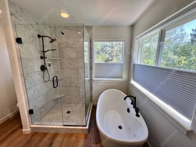 Building Photo - Beautifully updated 3 BR on west side of Bend