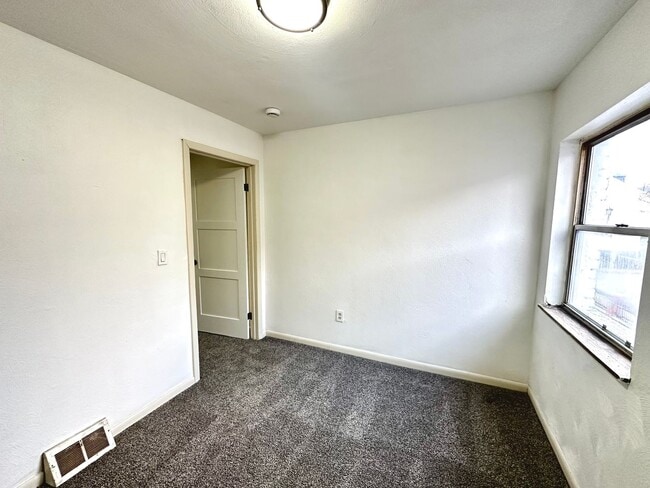 Building Photo - Updated 2 Bed, 1 Bath Home - Convenient Location, Walkable Neighborhood - Available 3/15!