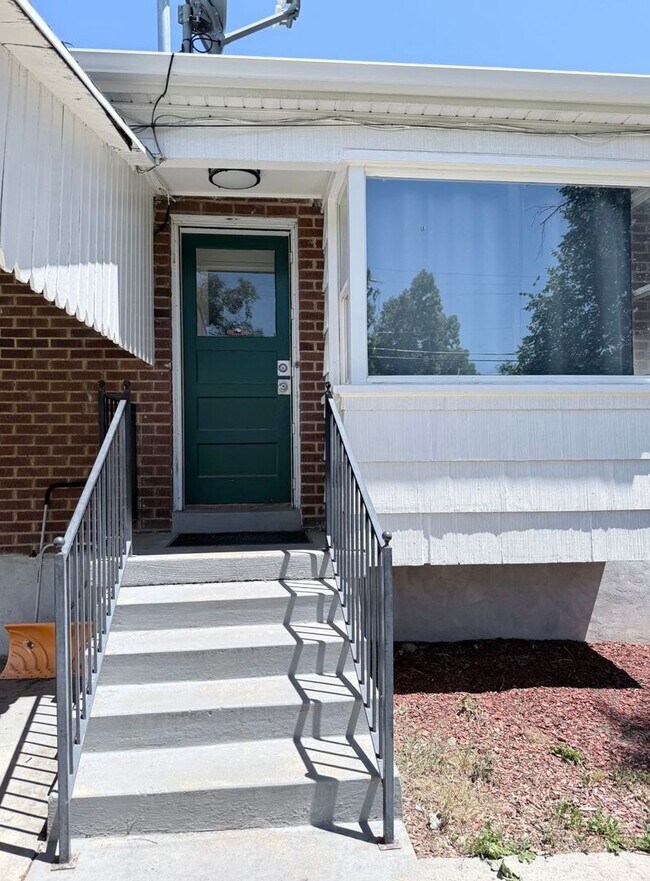 Building Photo - 477 Williams Ave S