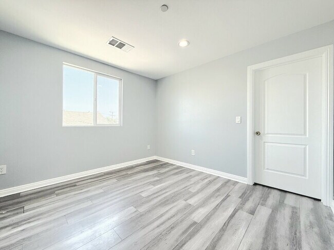 Building Photo - 320 E 55th St