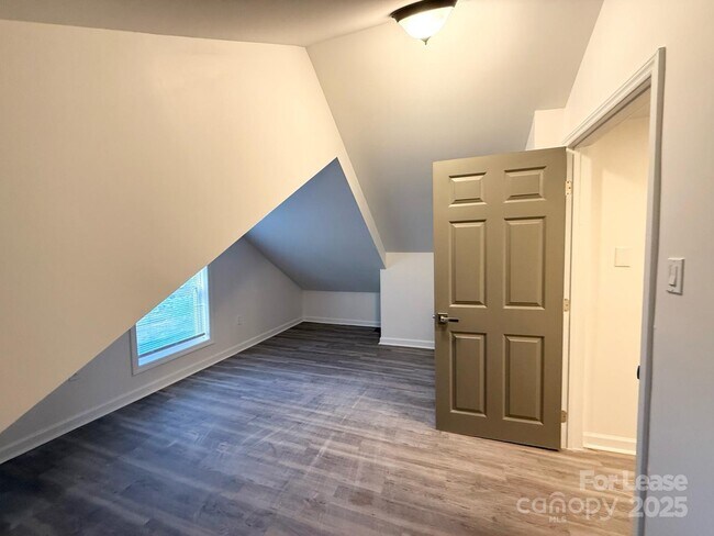 Building Photo - 401 Baker St
