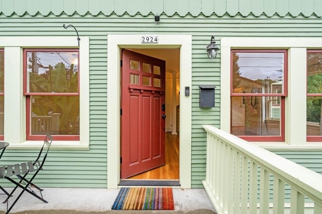 Building Photo - $300 off 1st month! Beautiful 2-bdrm/1-bat...