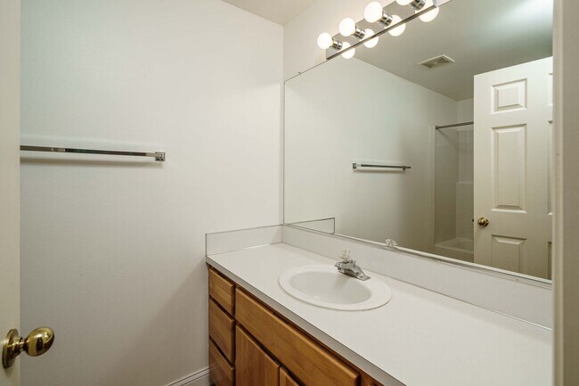 Building Photo - 2 Bedroom 2 Bath Single Level Move In Read...