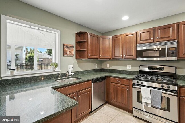 Building Photo - 703 N Naylor St