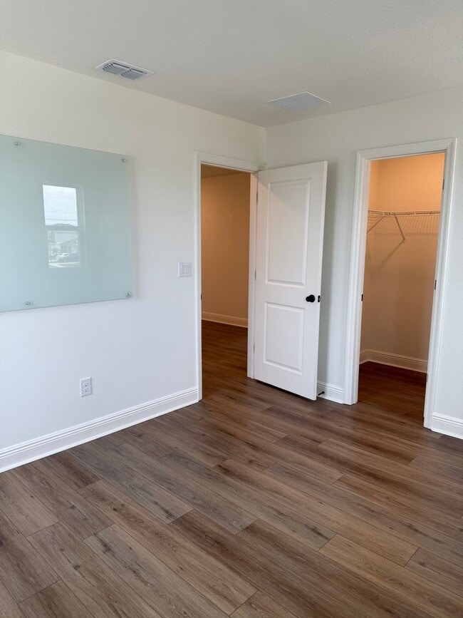 Building Photo - Beautiful 4 bedroom Home