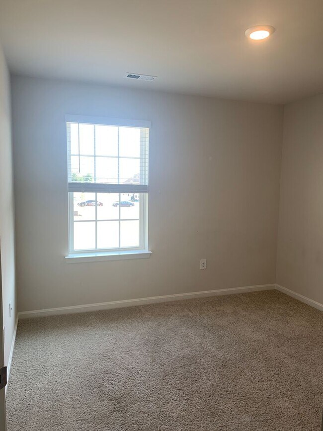 Building Photo - 125 Maple Run Dr