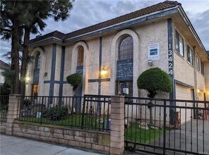 Building Photo - Updated 3br 2.5 bath near shopping & freeways