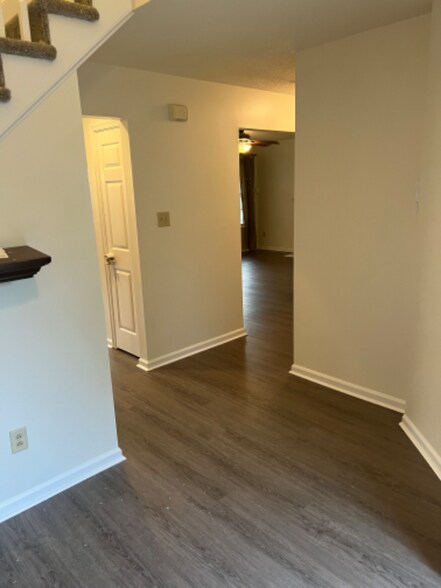 Building Photo - 2633 Pender Dr