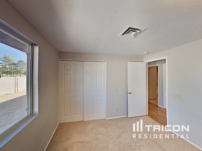 Building Photo - 2308 N Arrowhead Dr