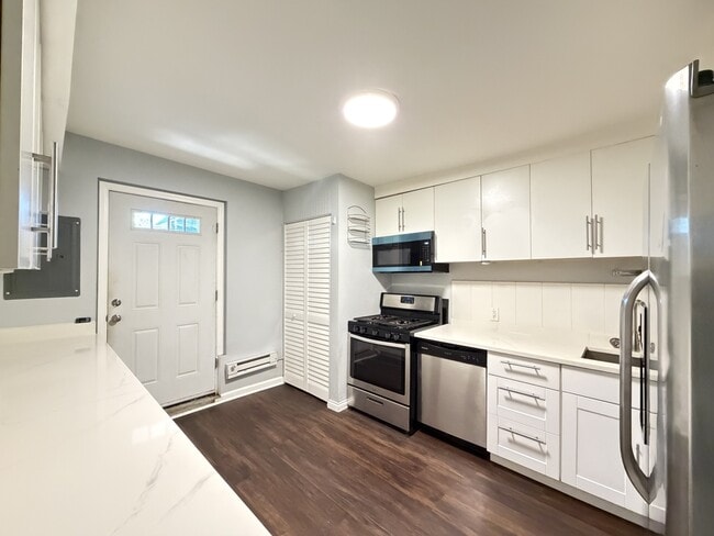 Building Photo - 3503 W Dickens Ave