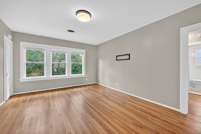 Building Photo - 2343 Wroxton Rd