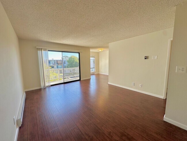 Building Photo - $500 OFF FIRST MONTH RENT - 1 Bed 1 Bath Available in Watergate Complex of Emeryville!!!